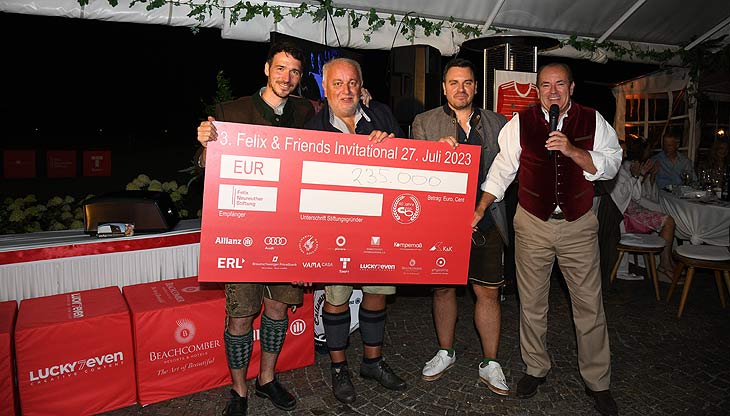 Felix Neureuther, Robert Luebenoff, Alexander Lübenoff, Wolfram Kons, mit Scheck beim 3.Felix&Friends Invitational der Felix Neureuther Stiftung das Golf Turnier im Golf Club Beuerberg am 27.07.2023 Foto: BrauerPhotos / J.Reetz